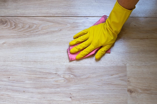 Lavare il pavimento della casa con guanti protettivi Laminato pulito