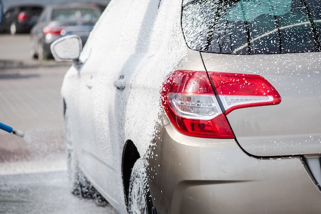 Lavare l'auto con il sapone