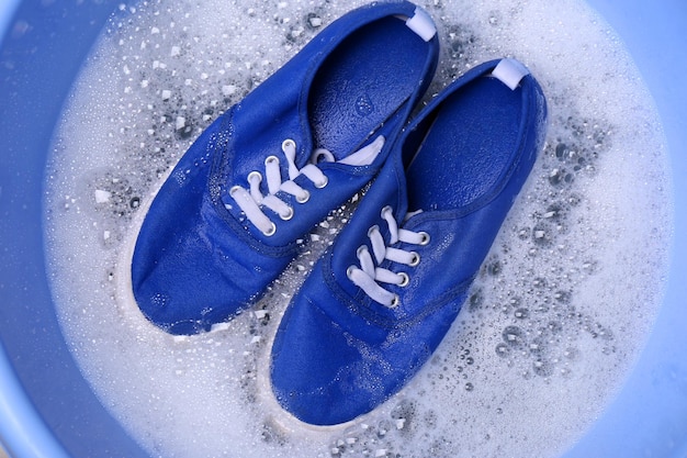 Lavare le scarpe sportive nella vista dall'alto del bacino di plastica