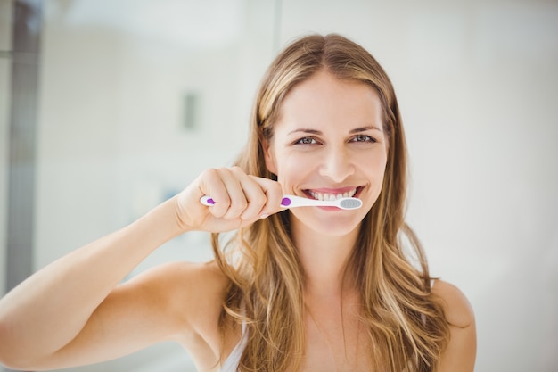 Lavarsi i denti della giovane donna