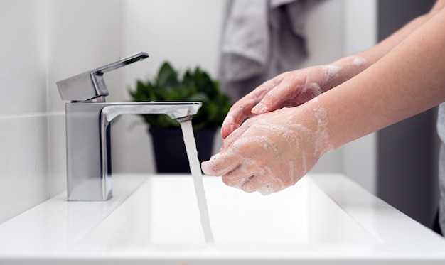 Lavarsi le mani con acqua calda e sapone