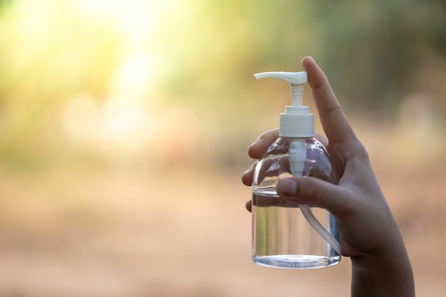 Lavarsi le mani con disinfettanti alcolici.