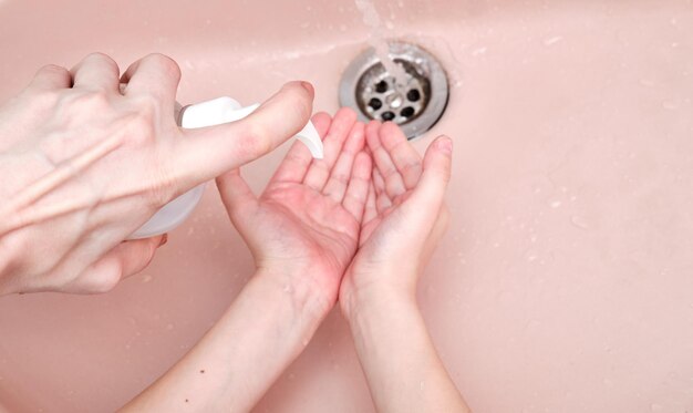 Lavarsi le mani con il sapone in bagno