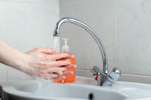 Lavarsi le mani con sapone sotto l&#39;acqua corrente