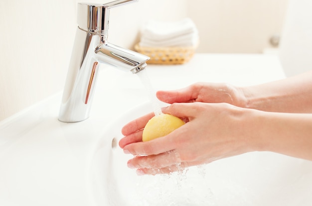 Lavarsi le mani in bagno, foto ravvicinata