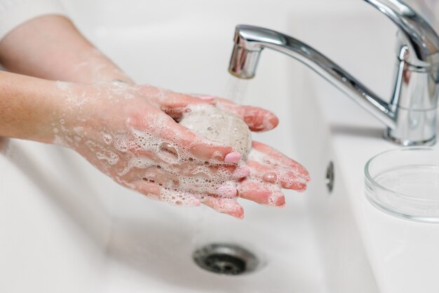 Lavarsi le mani. Prevenzione del coronavirus. Lavare le mani con sapone antibatterico, acqua corrente tiepida strofinando le unghie e le dita nel lavandino. Epidemic Covid-19. Prevenzione della malattia influenzale.