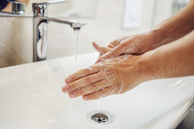 Lavarsi le mani strofinando con il saponario per la prevenzione del coronavirus, l'igiene per fermare la diffusione del coronavirus.