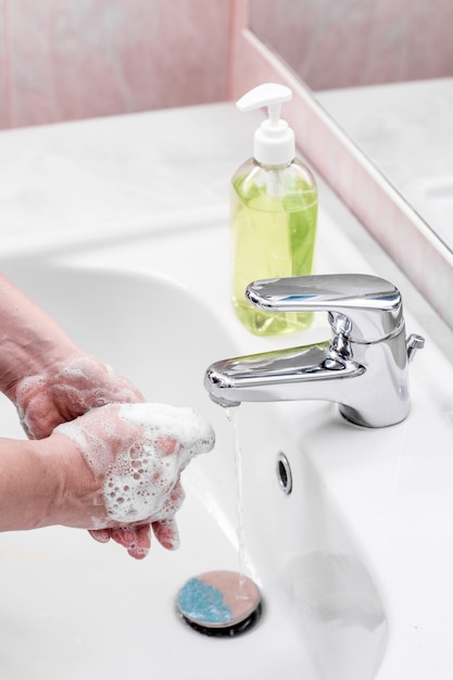 Lavarsi le mani strofinando con sapone per la prevenzione del coronavirus, igiene per fermare la diffusione del coronavirus.