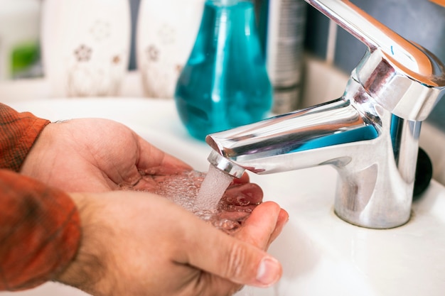 Lavarsi le mani sul bagno