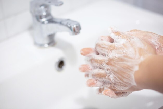 Lavarsi sempre le mani dopo essere usciti dal bagno per prevenire i virus