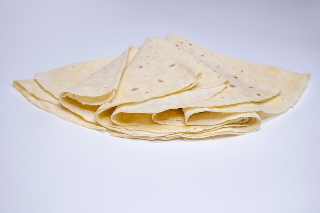 Lavash azerbaigiano si trova su un tavolo bianco vista dall'alto su lavash Cottura con farina di frumento Pane nazionale Pane di frumento sottile