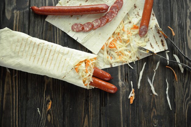 Lavash con salsiccia affumicata e verdurefoto con spazio per la copia