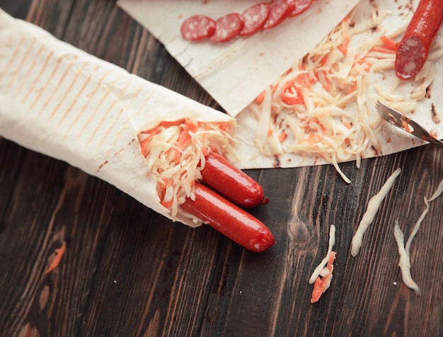 Lavash con salsiccia affumicata e verdurefoto con spazio per la copia