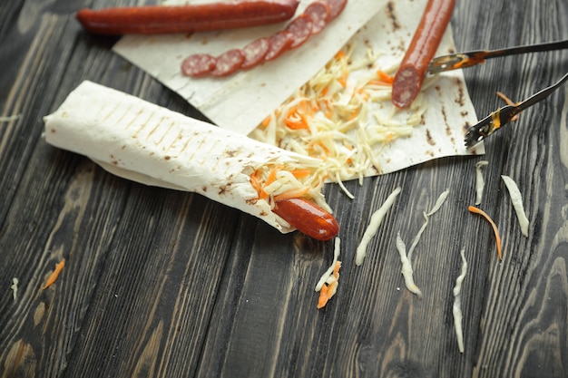 Lavash con salsiccia piccante e verdure.foto con copia spazio.