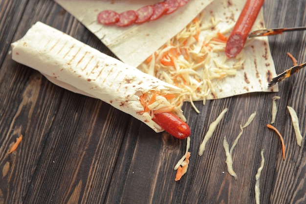 Lavash con salsiccia piccante e verdurefoto con spazio per la copia