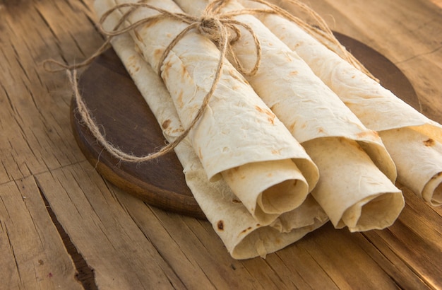 Lavash di pane piatto armeno. Pane della pita sul tagliere di legno. Copia spazio.