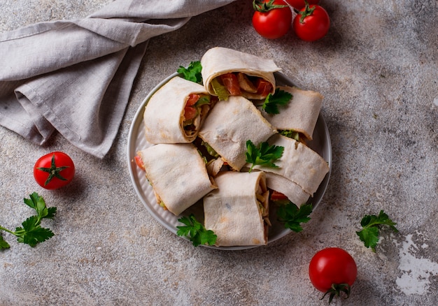 Lavash rotola con pollo e verdure