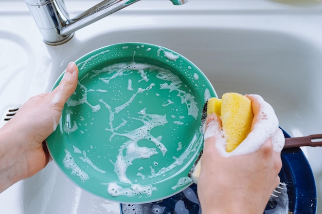 Lavastoviglie della donna di mattina della cucina di concetto