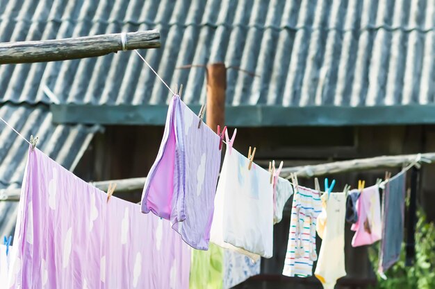 Lavatura di cotone colorato appeso alla corda Asciugatura tessile nel cortile sul retro