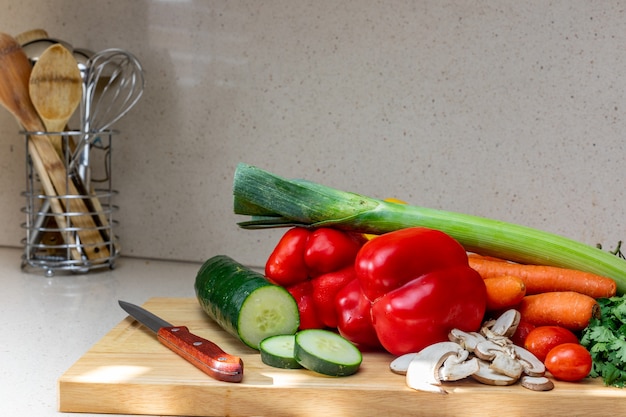 Lavello da cucina in marmo con vetroceramica - preparazione verdura