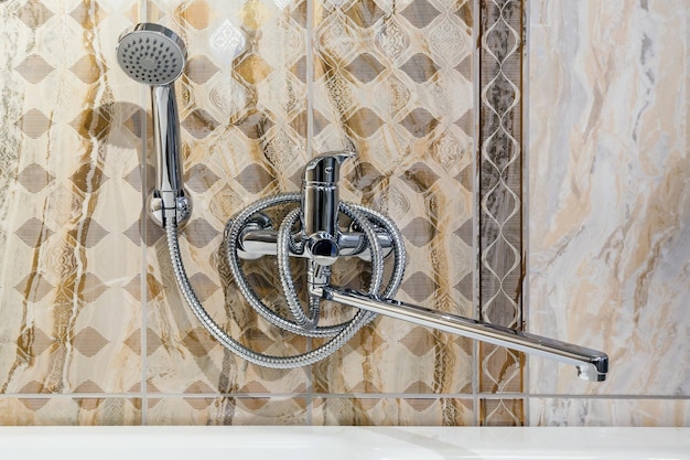 Lavello del rubinetto dell'acqua con rubinetto in un costoso bagno soppalcato dettaglio di una cabina doccia ad angolo con attacco doccia a parete