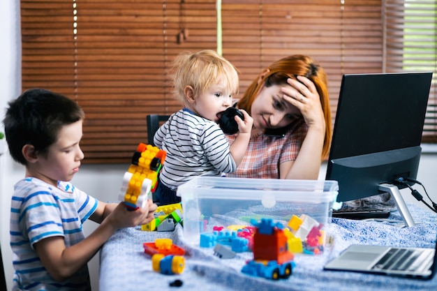 Lavora da casa con i bambini piccoli