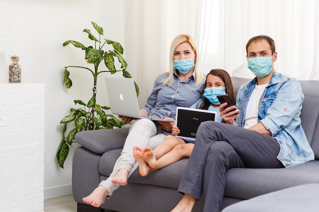 Lavora da casa o resta a casa dalla crisi pandemica del Coronavirus Covid-19. Stile di vita felice Tempo in famiglia a casa con laptop e tablet. Quarantena.