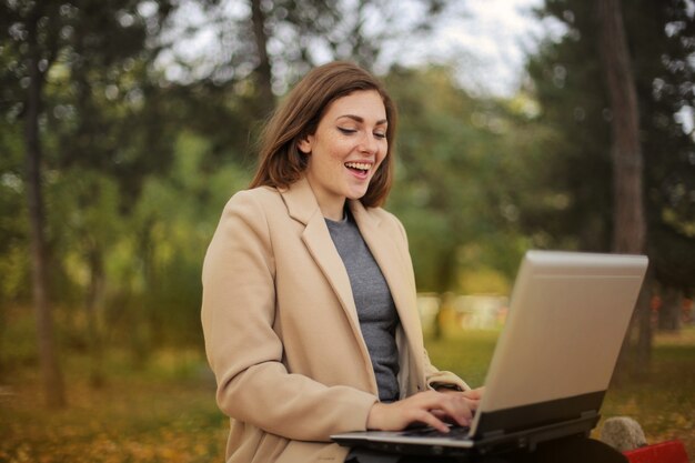 Lavorando ad un laptop all&#39;aperto