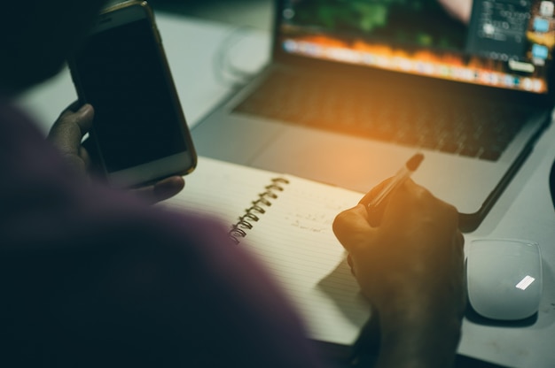 Lavorando in ufficio e tolleranza al lavoro