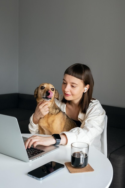 Lavorare a casa con un animale domestico