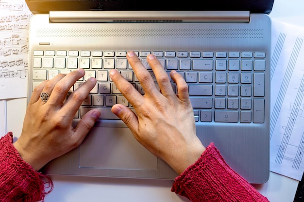 Lavorare a casa Donna che utilizza un computer portatile