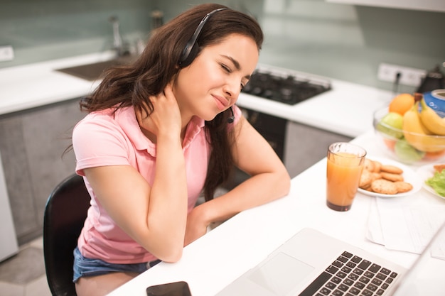 Lavorare a casa è difficile e stancante. I modelli femminili hanno dolore al collo e alla schiena