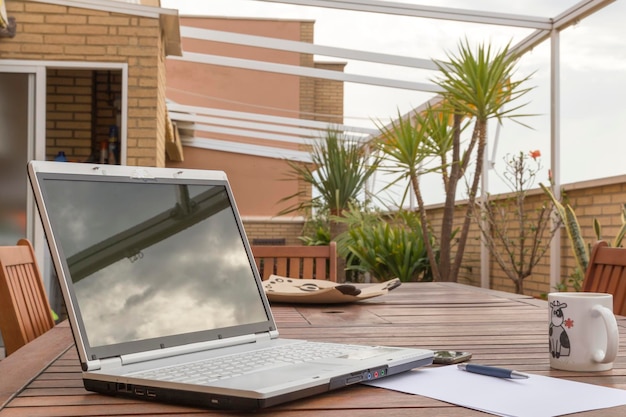 Lavorare a casa rende la giornata in terrazza