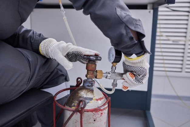 Lavorare a mano e avviare l'analizzatore di gascromatografia in laboratorio