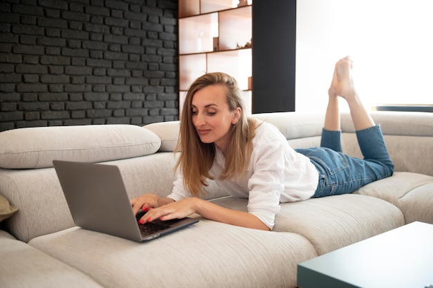 Lavorare da casa concetto di gestione del tempo