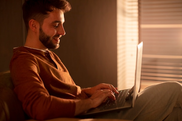 Lavorare da casa in una postazione di lavoro ergonomica