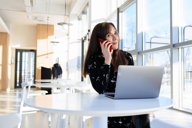 Lavorare in un bar - una bruna che parla al telefono