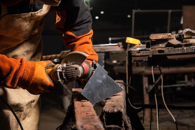 Lavorare in un'officina meccanica con vari strumenti