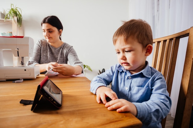 Lavorare insieme ai bambini durante il blocco e studiare online