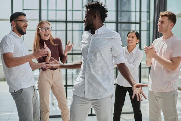 Lavorare insieme sulla vita dell'ufficio del concetto di team building del progetto