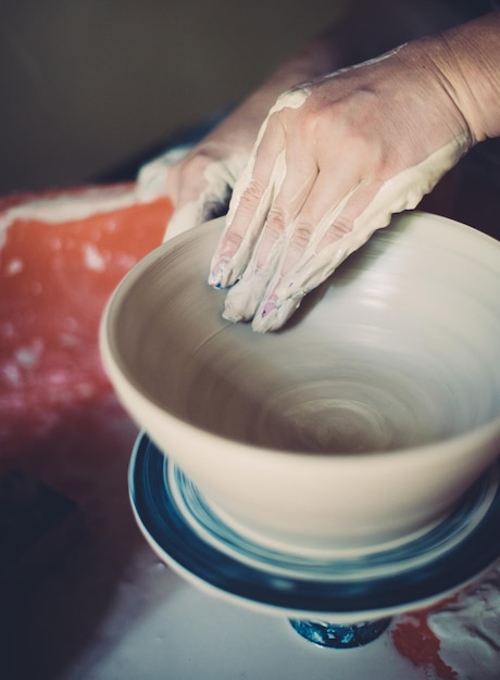 Lavorare nelle mani di una donna di un laboratorio di ceramica creando ceramiche