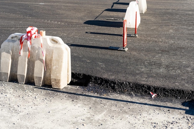 lavorare su nuova strada mettendo nuovo asfalto