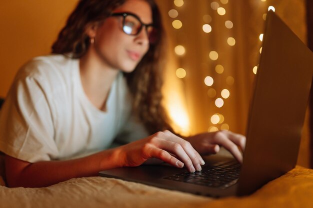 Lavorare su un laptop Giovane donna che studia seduta a casa Concetto di formazione freelance aziendale