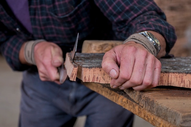 Lavoratore che affetta il bordo del sughero