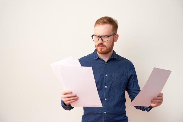 Lavoratore che esamina il contratto