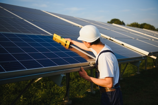 Lavoratore che installa i pannelli solari all'aperto
