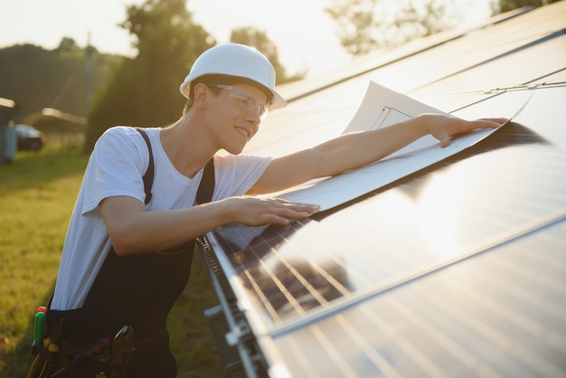 Lavoratore che installa i pannelli solari all'aperto