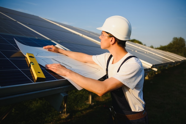 Lavoratore che installa i pannelli solari all'aperto