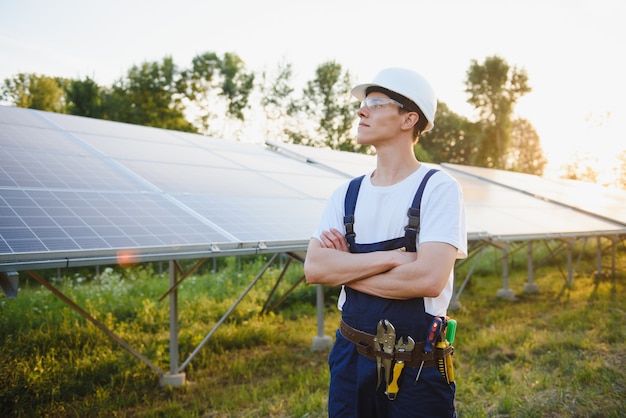 Lavoratore che installa i pannelli solari all'aperto