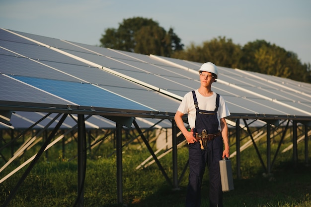 Lavoratore che installa i pannelli solari all'aperto